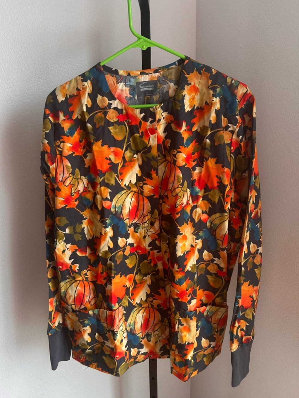 Butter soft original large pumpkins  scrub top nwt